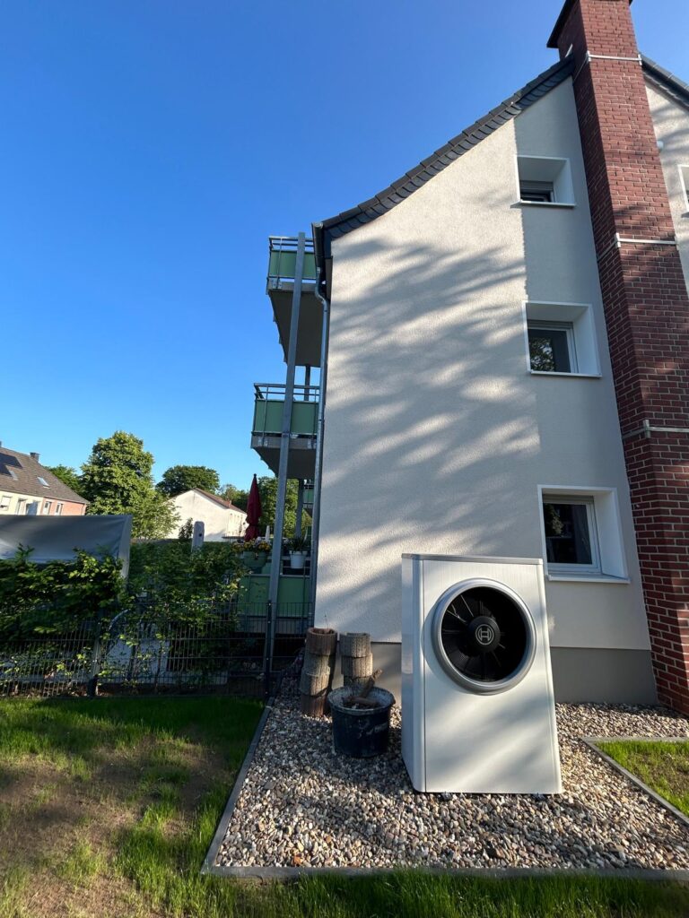 Fertig saniertes Mehrfamilienhaus in Köln mit Wärmepumpe in Seitenansicht