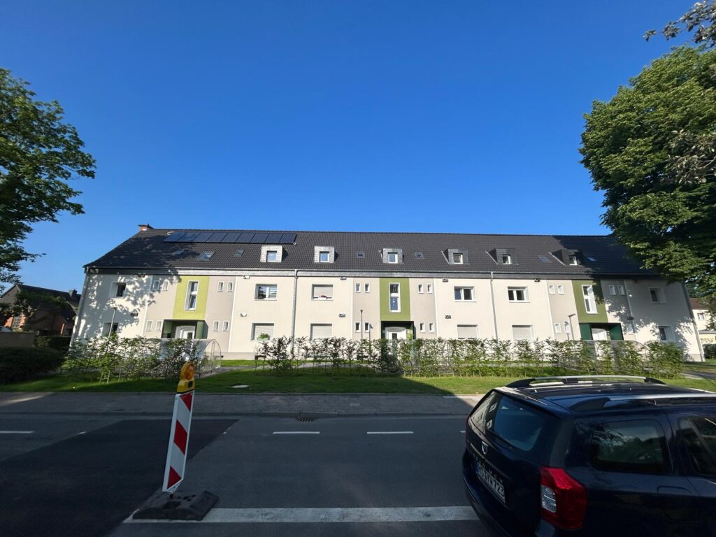 Gesamtansicht des Wohnblocks nach der Sanierung von der Straße aus