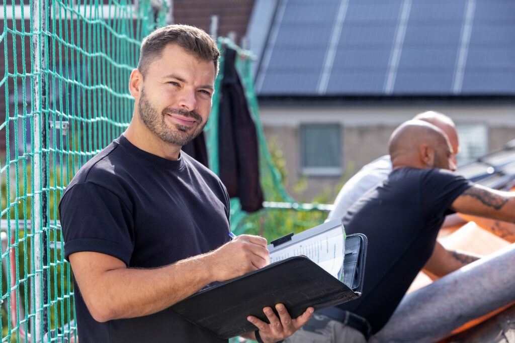 Jasper Gromoll auf einer Baustelle bei der Baubegleitung nach oben schauend