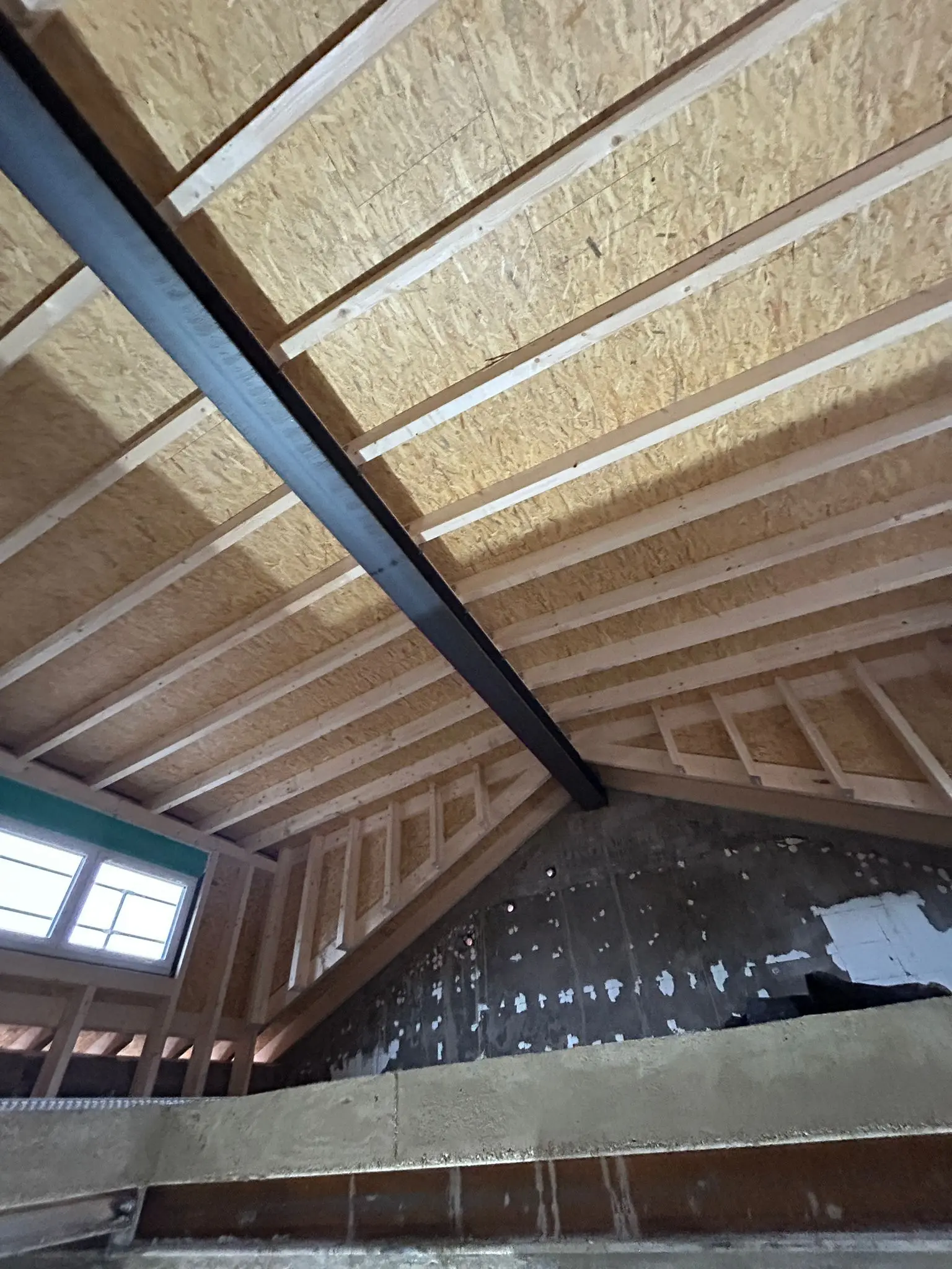 Neuer Dachstuhl mit Holzkonstruktion und OSB-Platten nach der Dachsanierung in Bergisch Gladbach
