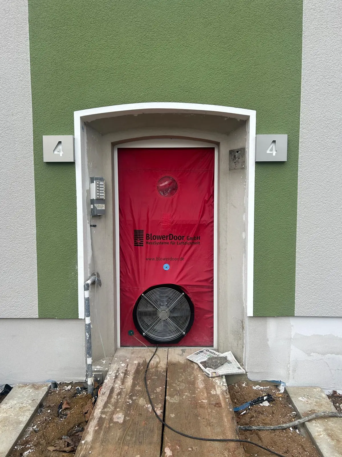 Blower-Door-Test zur Luftdichtheitsprüfung an einem sanierten Mehrfamilienhaus in Hürth