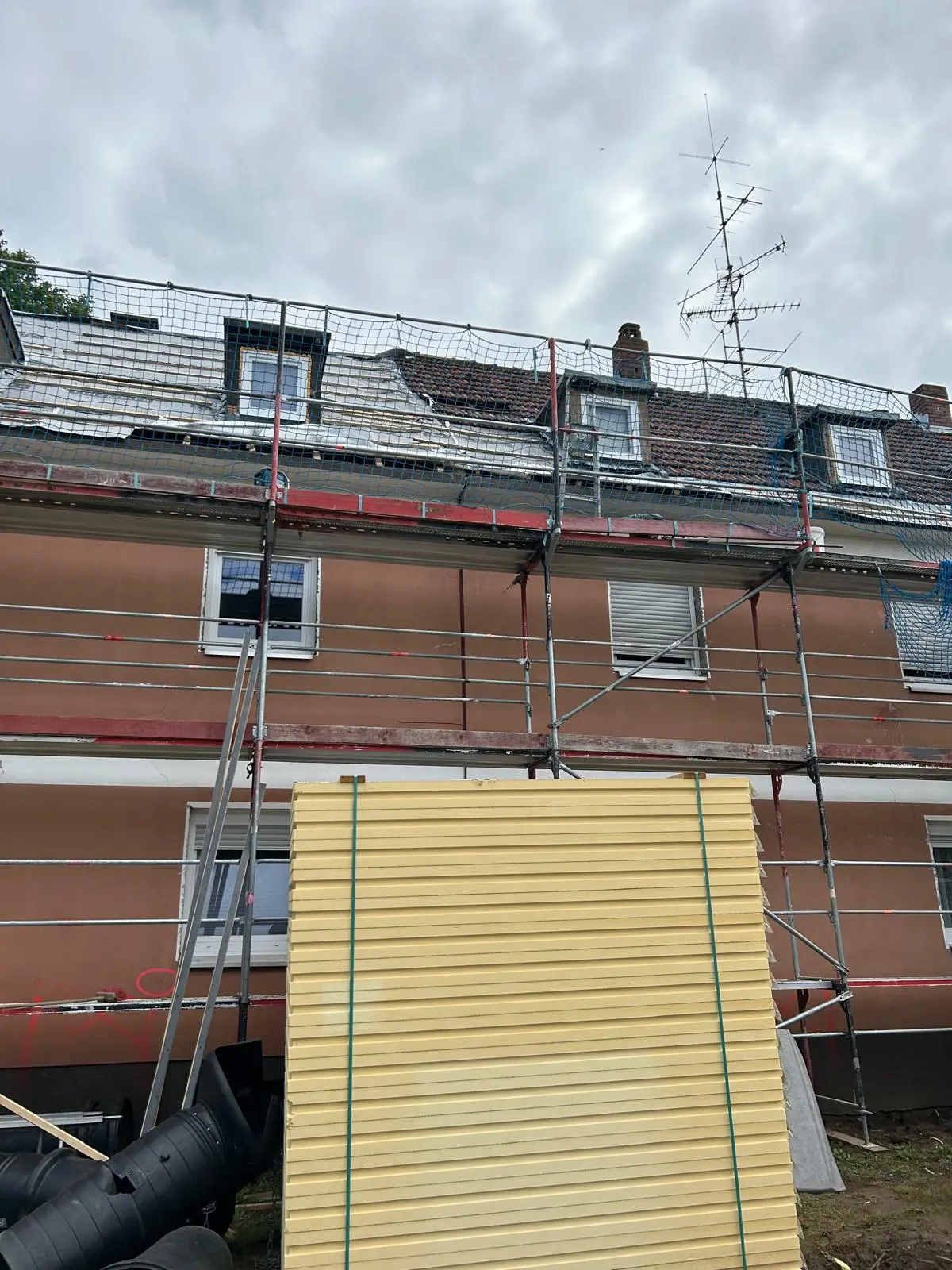 Fassade eines Mehrfamilienhauses in Hürth vor Beginn der energetischen Sanierung