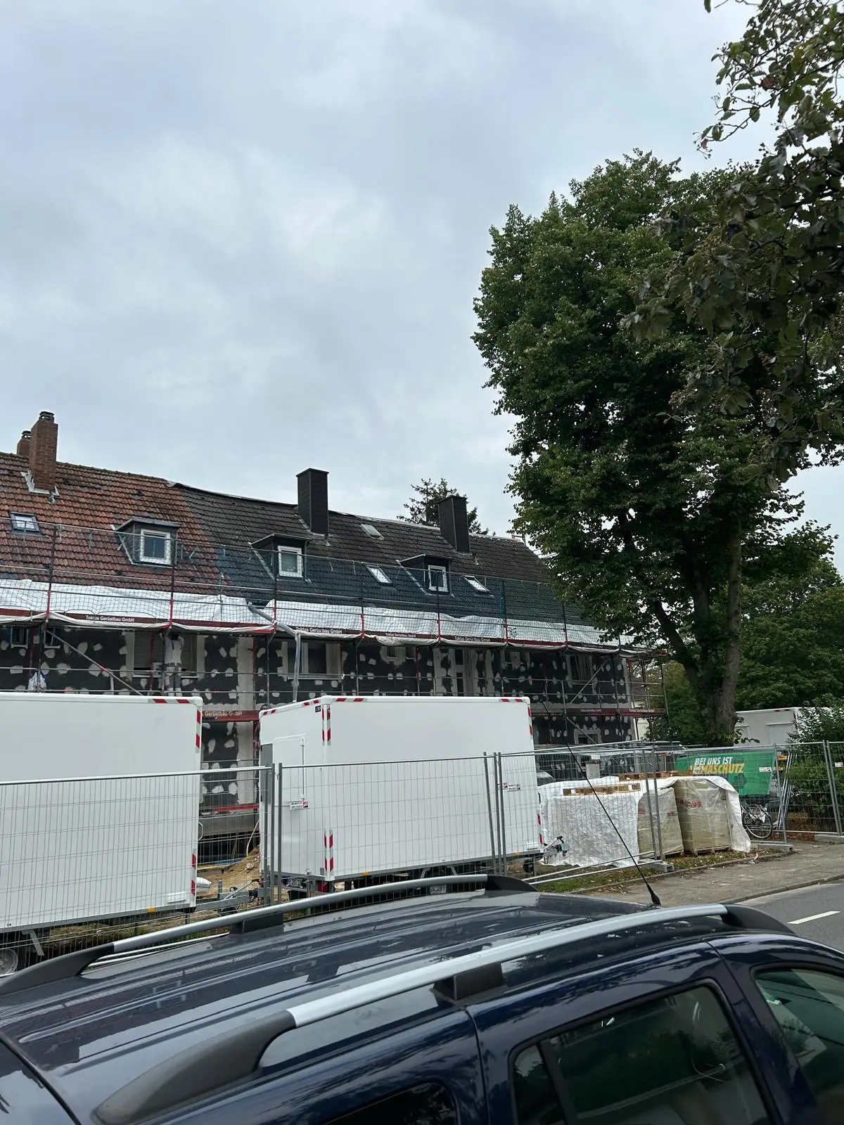 Fassadendämmung während der Sanierung an einem Mehrfamilienhaus in Hürth