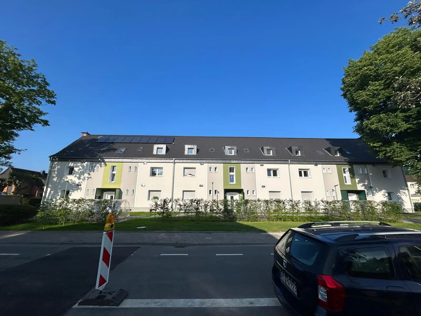 Gesamtansicht des sanierten Wohnblocks in Hürth von der Straße aus